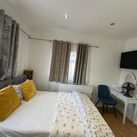 3Rd Studio Flat With Private Toilet And Bathroom Setup For Family Enjoyment 134 Keedonwood Road Bromley Luaran gambar