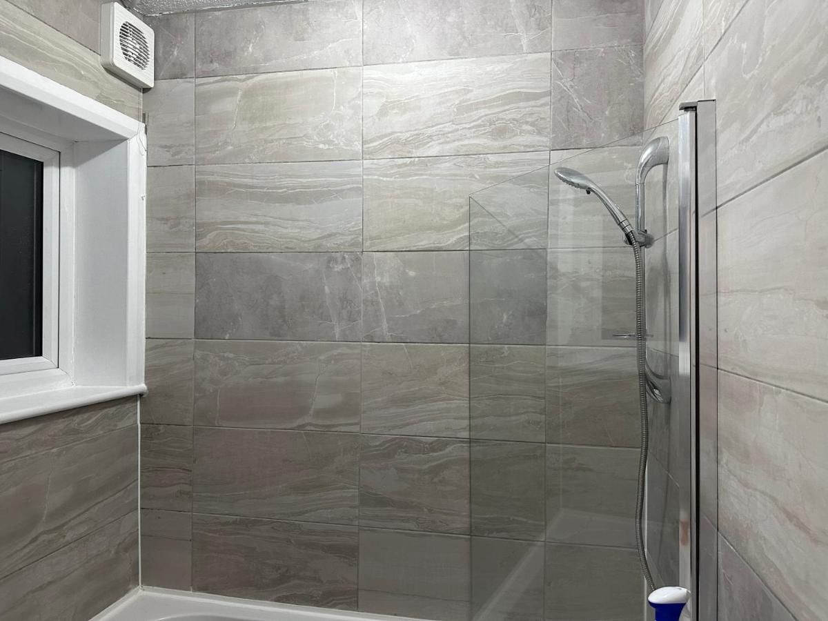 3Rd Studio Flat With Private Toilet And Bathroom Setup For Family Enjoyment 134 Keedonwood Road Bromley Luaran gambar