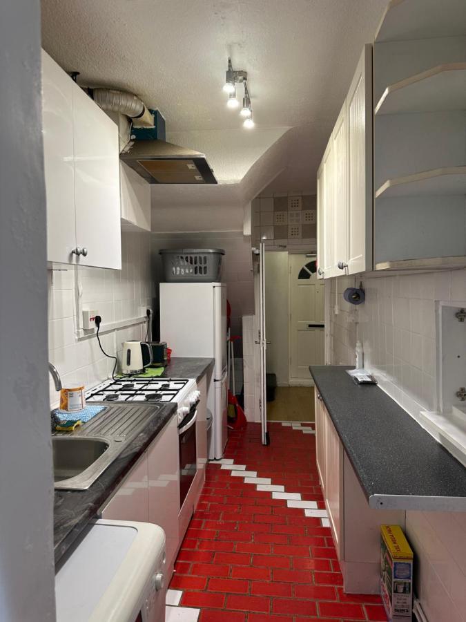 3Rd Studio Flat With Private Toilet And Bathroom Setup For Family Enjoyment 134 Keedonwood Road Bromley Luaran gambar