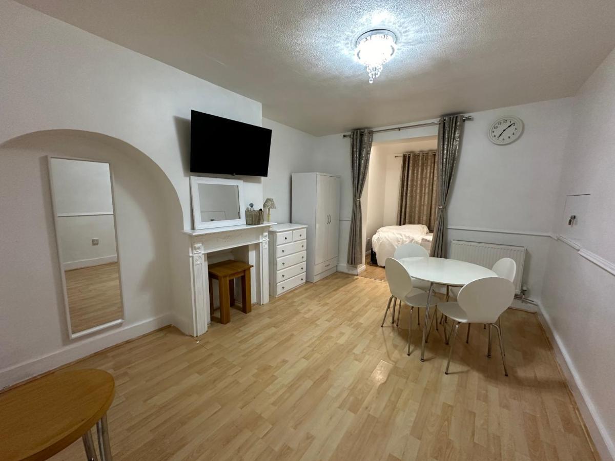 3Rd Studio Flat With Private Toilet And Bathroom Setup For Family Enjoyment 134 Keedonwood Road Bromley Luaran gambar
