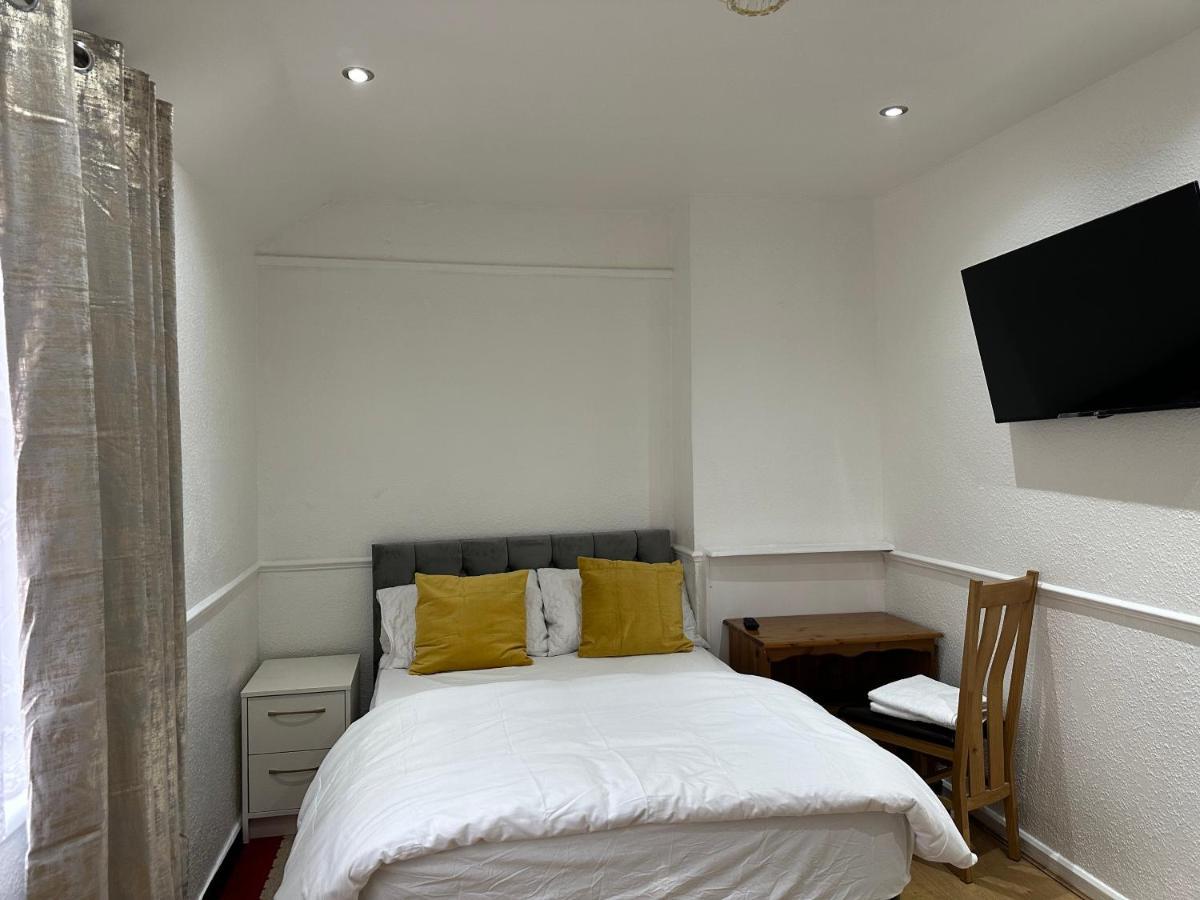 3Rd Studio Flat With Private Toilet And Bathroom Setup For Family Enjoyment 134 Keedonwood Road Bromley Luaran gambar