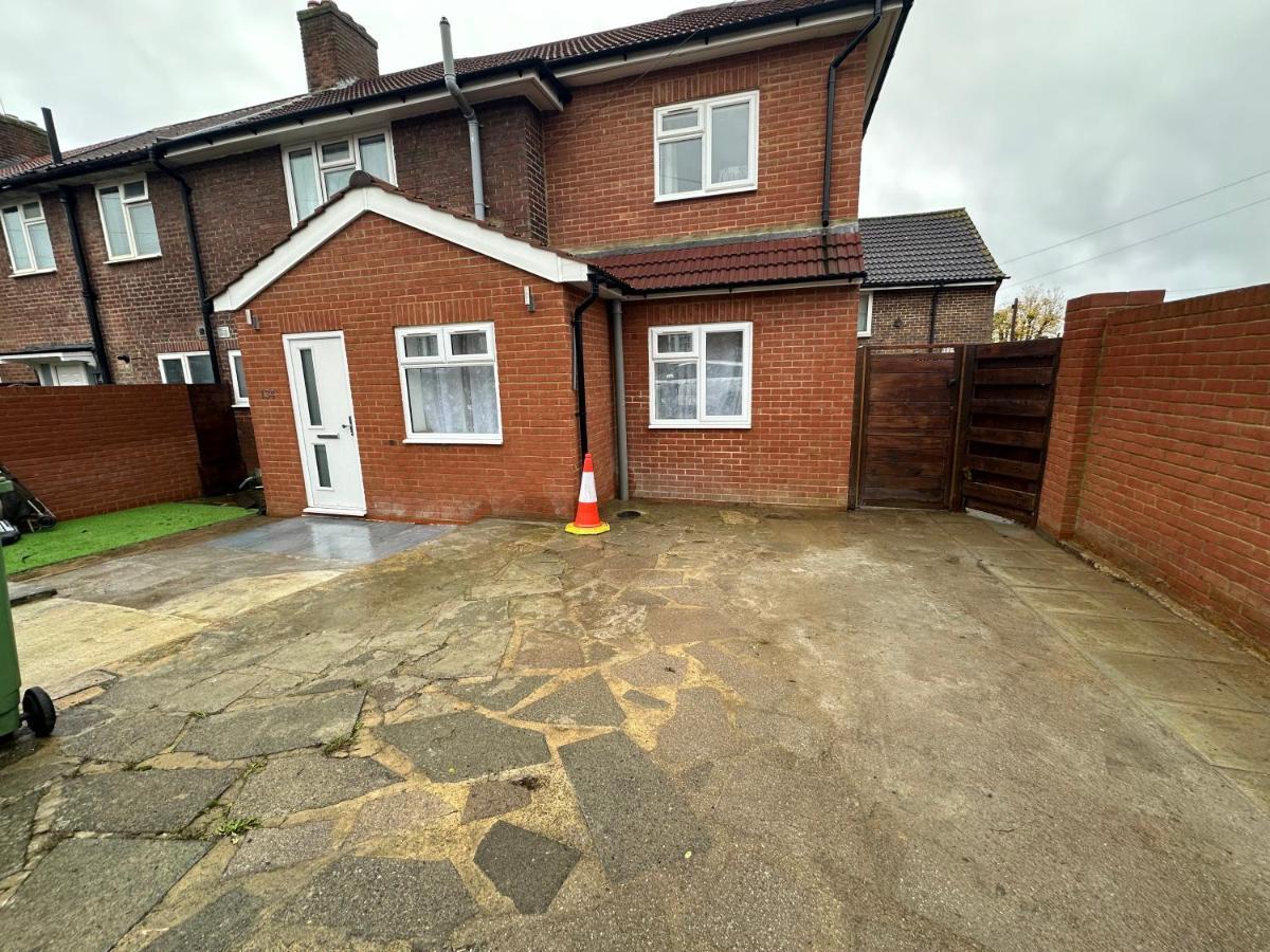 3Rd Studio Flat With Private Toilet And Bathroom Setup For Family Enjoyment 134 Keedonwood Road Bromley Luaran gambar