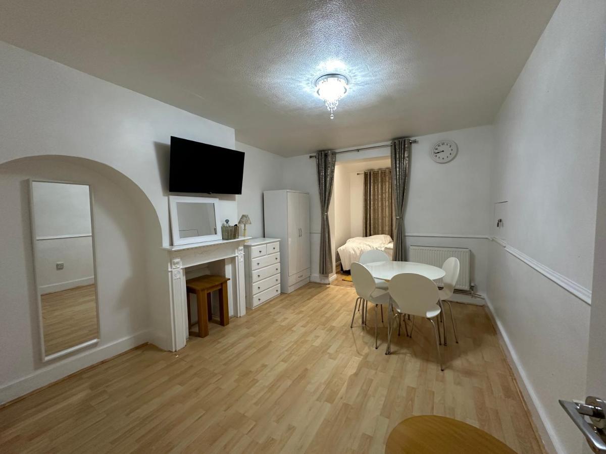 3Rd Studio Flat With Private Toilet And Bathroom Setup For Family Enjoyment 134 Keedonwood Road Bromley Luaran gambar