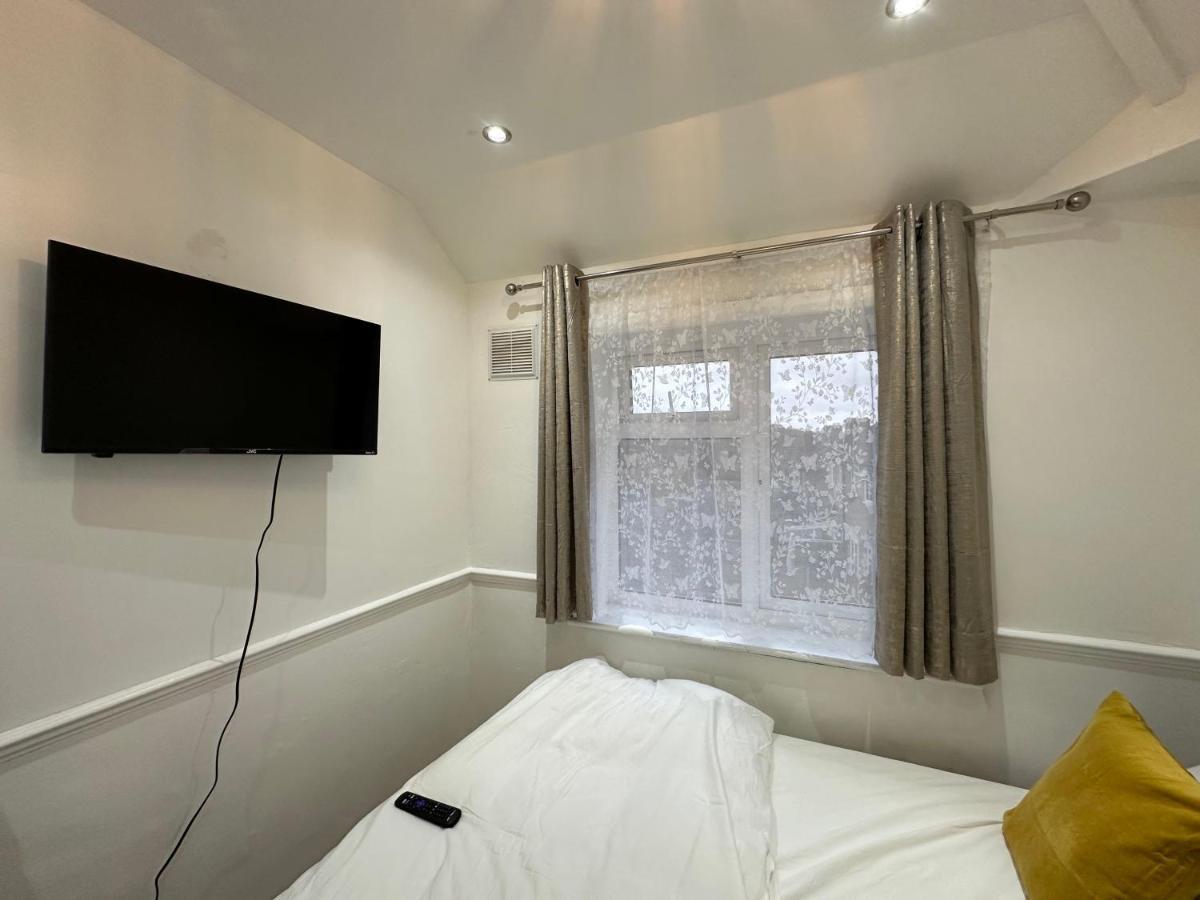 3Rd Studio Flat With Private Toilet And Bathroom Setup For Family Enjoyment 134 Keedonwood Road Bromley Luaran gambar