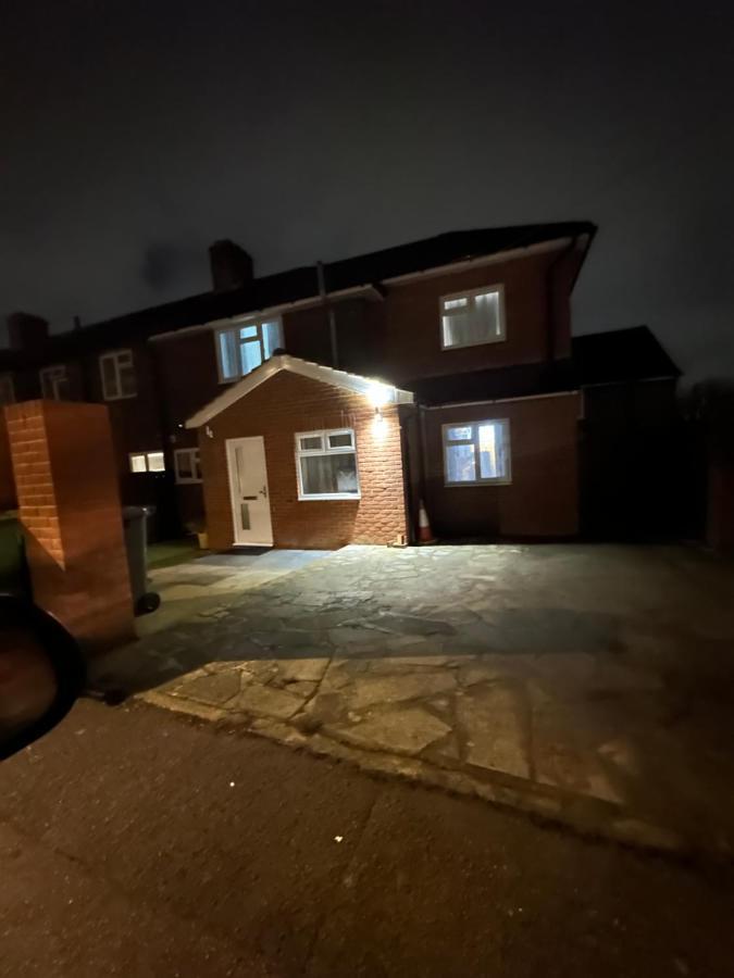 3Rd Studio Flat With Private Toilet And Bathroom Setup For Family Enjoyment 134 Keedonwood Road Bromley Luaran gambar