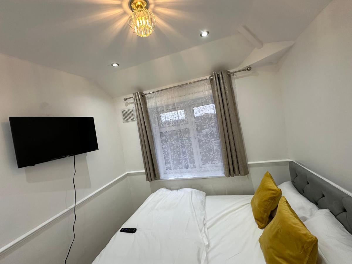 3Rd Studio Flat With Private Toilet And Bathroom Setup For Family Enjoyment 134 Keedonwood Road Bromley Luaran gambar