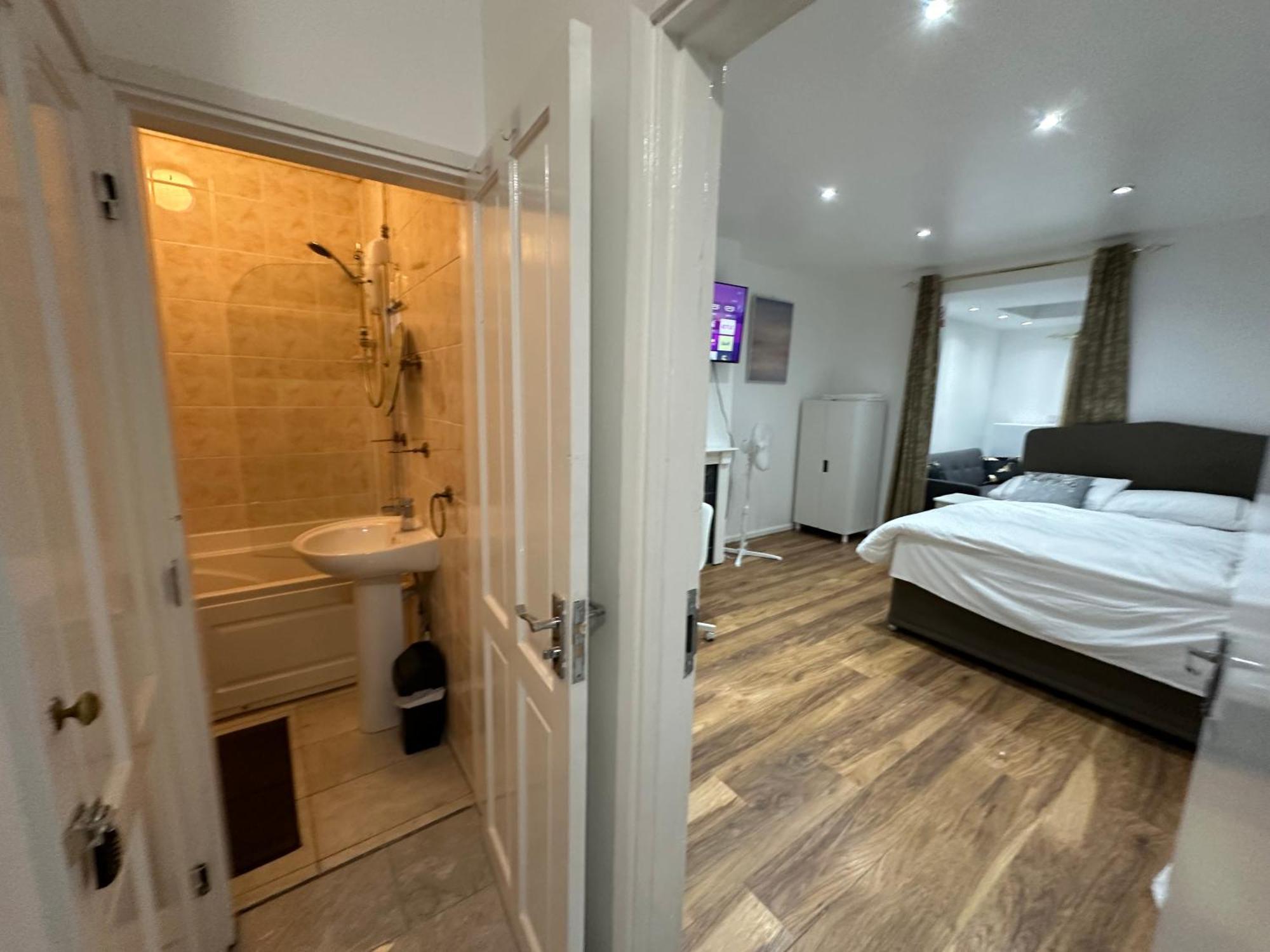 3Rd Studio Flat With Private Toilet And Bathroom Setup For Family Enjoyment 134 Keedonwood Road Bromley Luaran gambar