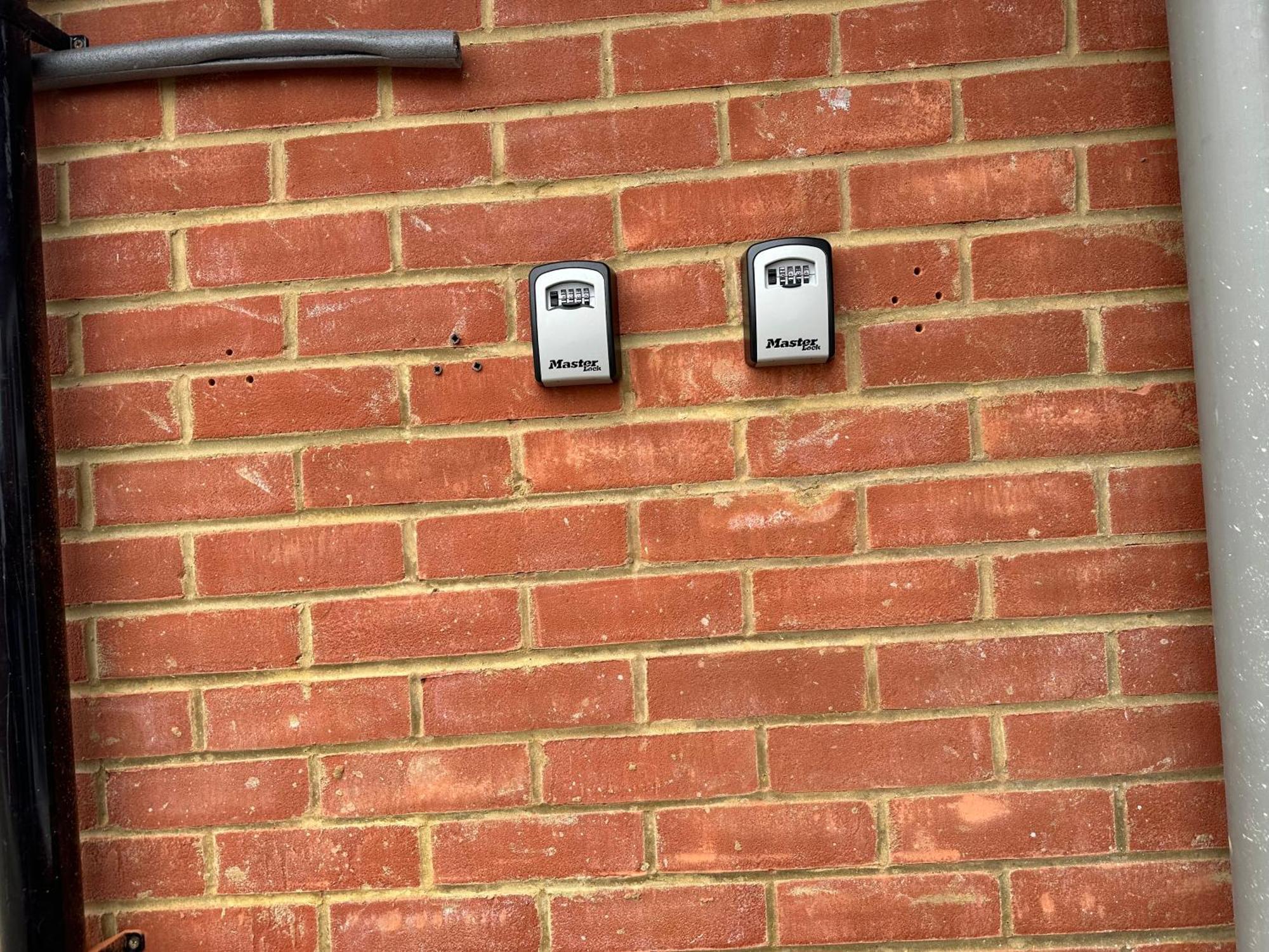 3Rd Studio Flat With Private Toilet And Bathroom Setup For Family Enjoyment 134 Keedonwood Road Bromley Luaran gambar