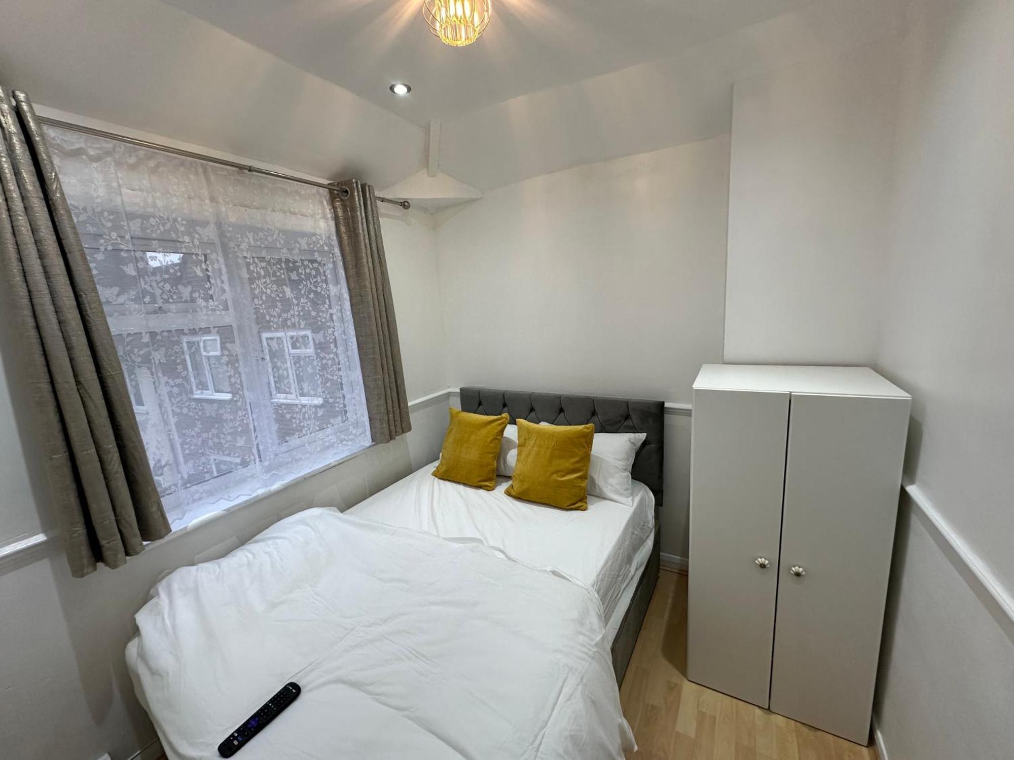 3Rd Studio Flat With Private Toilet And Bathroom Setup For Family Enjoyment 134 Keedonwood Road Bromley Luaran gambar