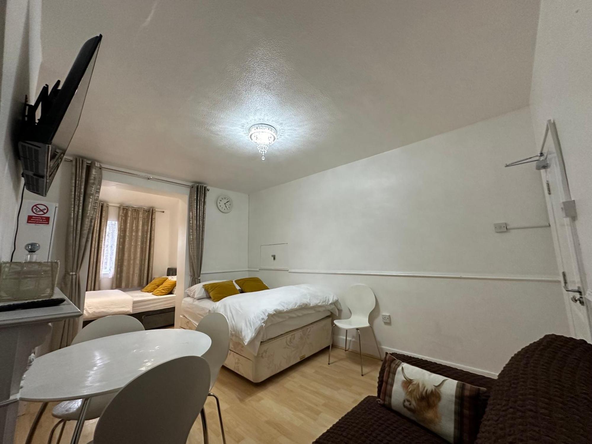 3Rd Studio Flat With Private Toilet And Bathroom Setup For Family Enjoyment 134 Keedonwood Road Bromley Luaran gambar