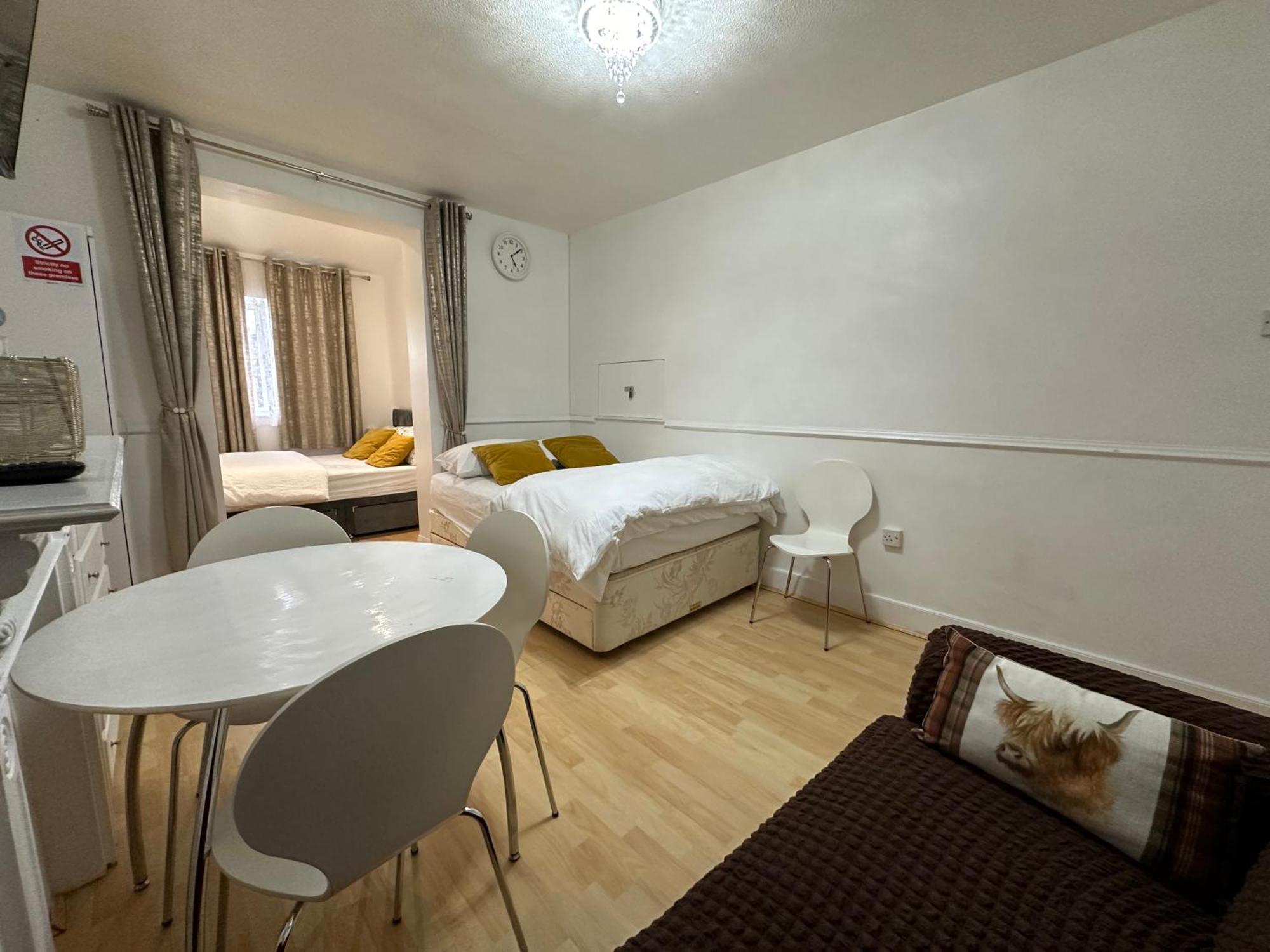 3Rd Studio Flat With Private Toilet And Bathroom Setup For Family Enjoyment 134 Keedonwood Road Bromley Luaran gambar
