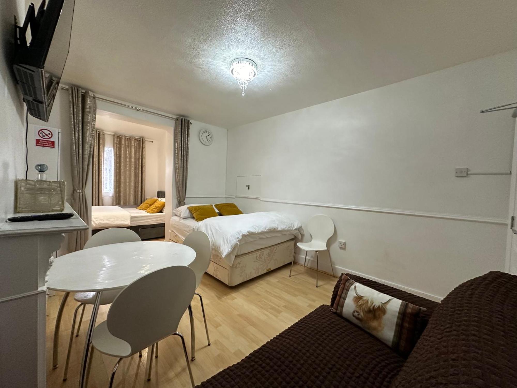 3Rd Studio Flat With Private Toilet And Bathroom Setup For Family Enjoyment 134 Keedonwood Road Bromley Luaran gambar
