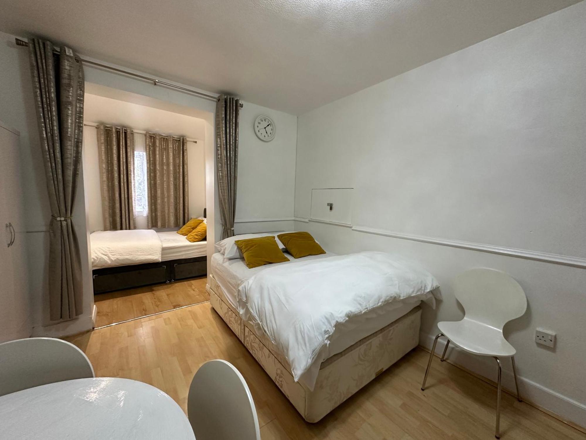 3Rd Studio Flat With Private Toilet And Bathroom Setup For Family Enjoyment 134 Keedonwood Road Bromley Luaran gambar