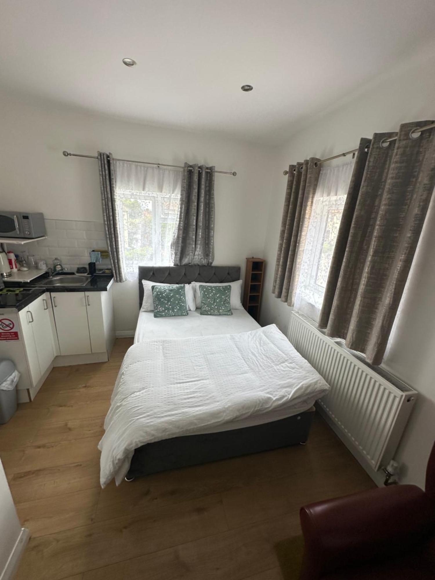 3Rd Studio Flat With Private Toilet And Bathroom Setup For Family Enjoyment 134 Keedonwood Road Bromley Luaran gambar