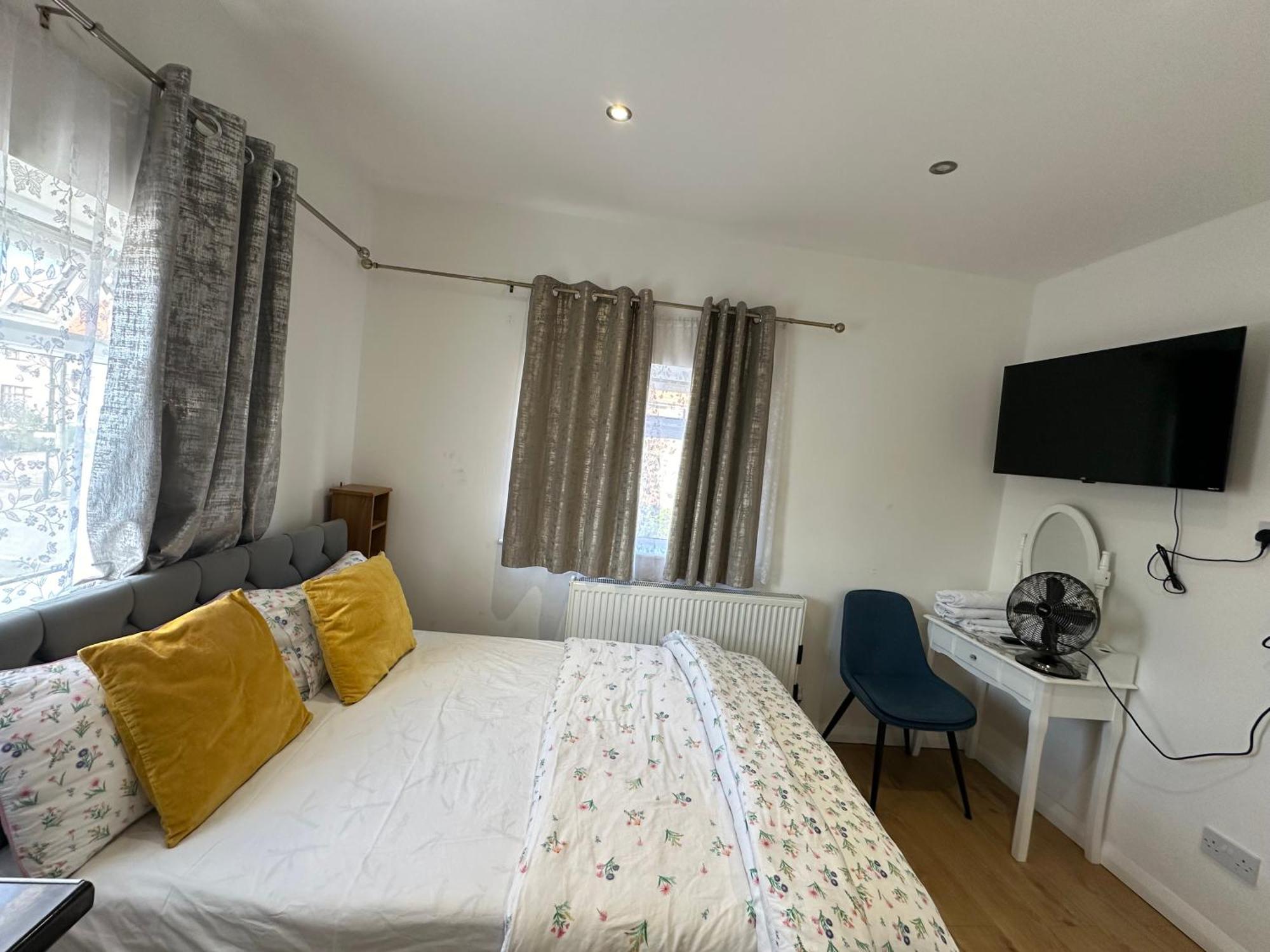 3Rd Studio Flat With Private Toilet And Bathroom Setup For Family Enjoyment 134 Keedonwood Road Bromley Luaran gambar