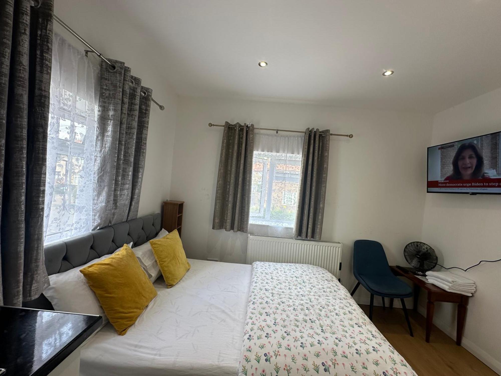 3Rd Studio Flat With Private Toilet And Bathroom Setup For Family Enjoyment 134 Keedonwood Road Bromley Luaran gambar