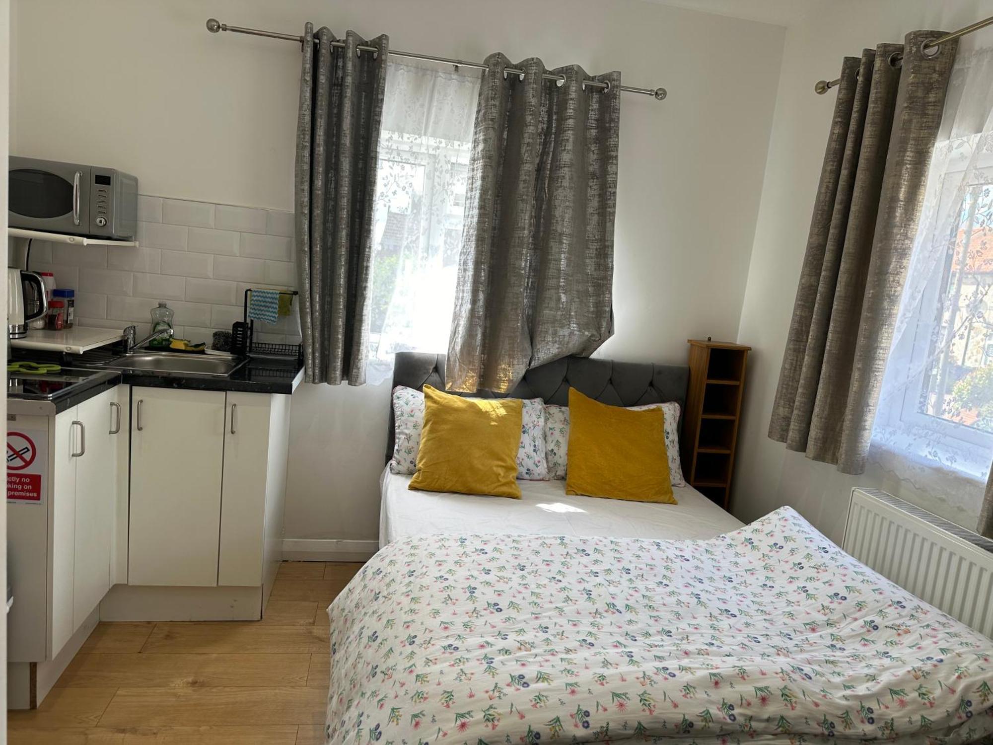 3Rd Studio Flat With Private Toilet And Bathroom Setup For Family Enjoyment 134 Keedonwood Road Bromley Luaran gambar